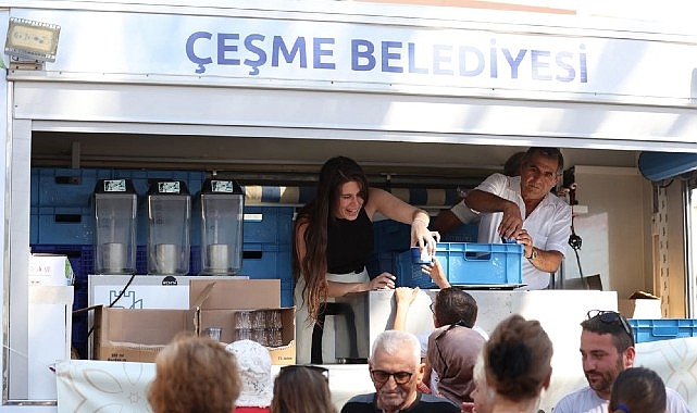 Çeşme'de aşure lokması paylaşıldı