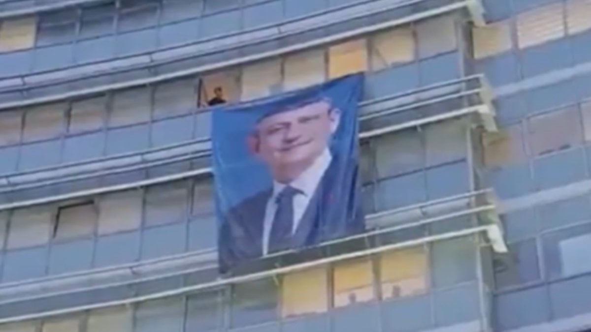 CHP Genel Merkezi'ne Özgür Özel posteri asıldı