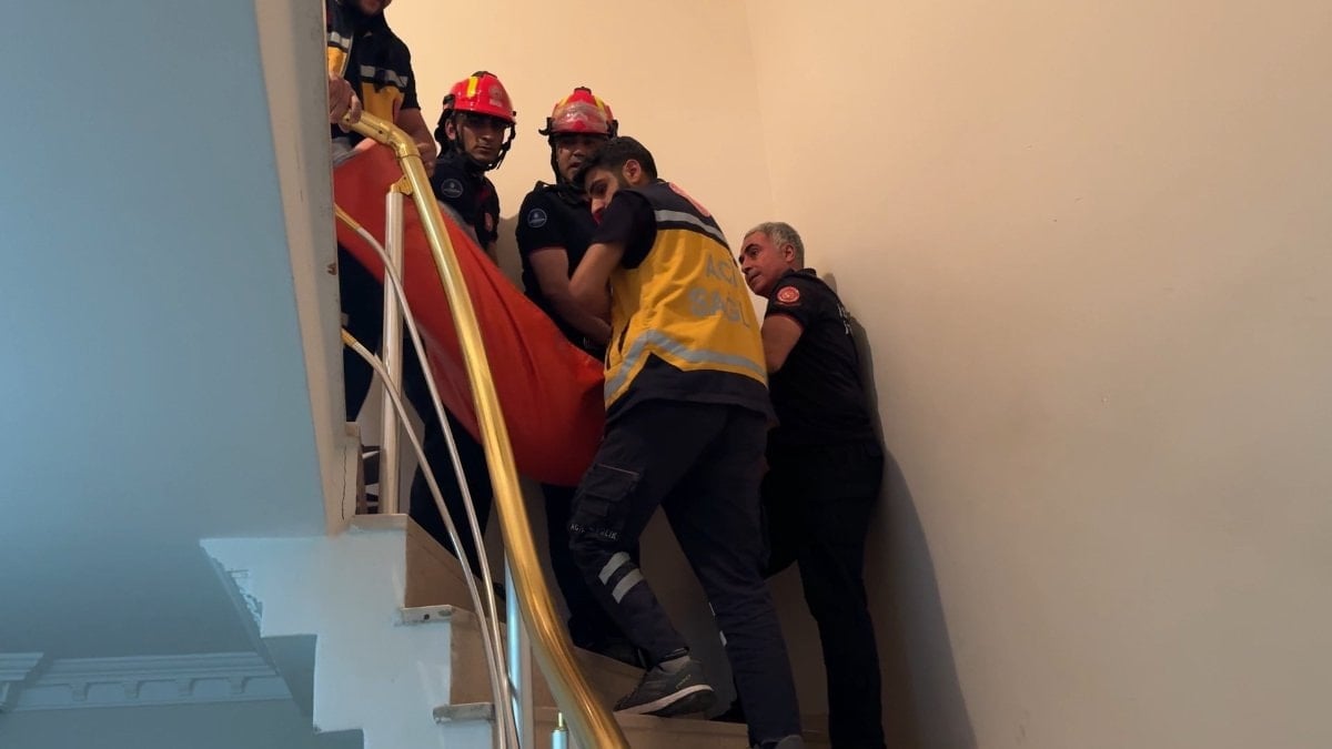 İstanbul'da evinde düşen kadın sürünerek kapıya ulaştı, yardıma kızı ve ekipler koştu