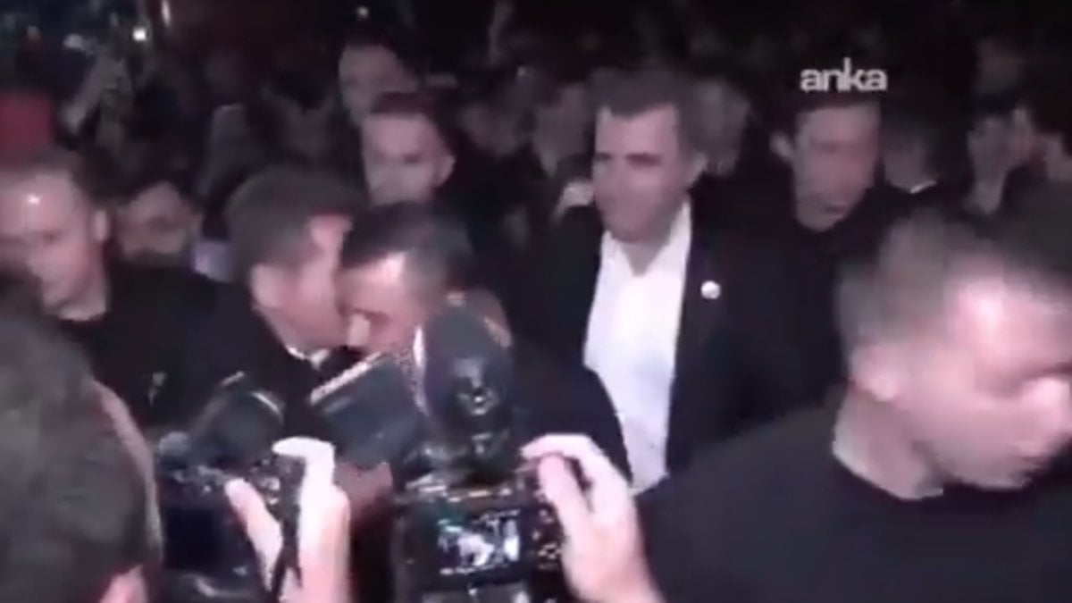 Mustafa Sarıgül, konuşmasından sonra Özgür Özel'i öptü