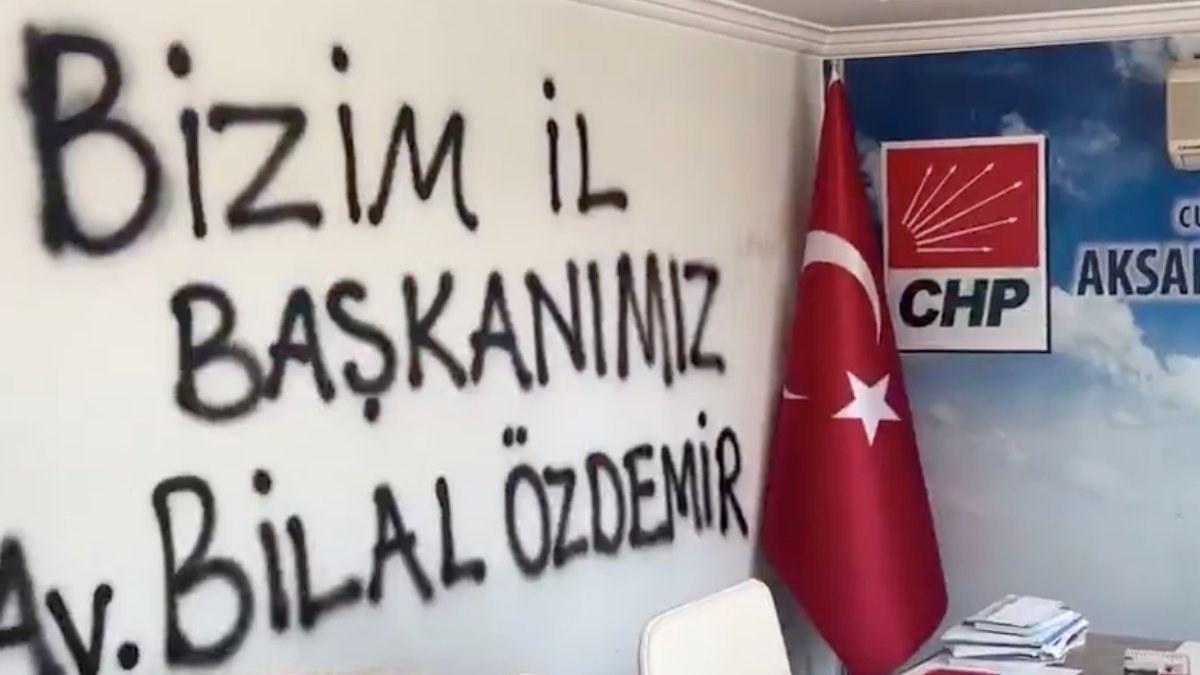 Aksaray'da boşaltılan CHP binası harabeye döndü