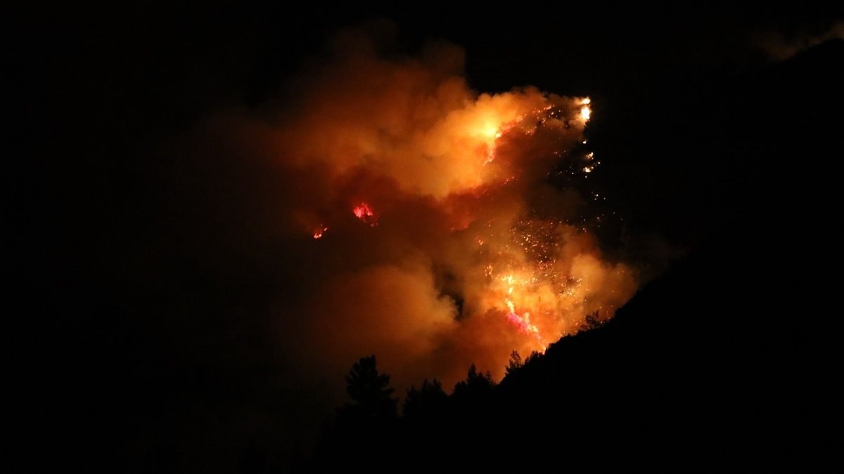 Antalya, Kaş'taki orman yangınında gece mesaisi: Hava araçları çekildi, mücadele karadan sürüyor