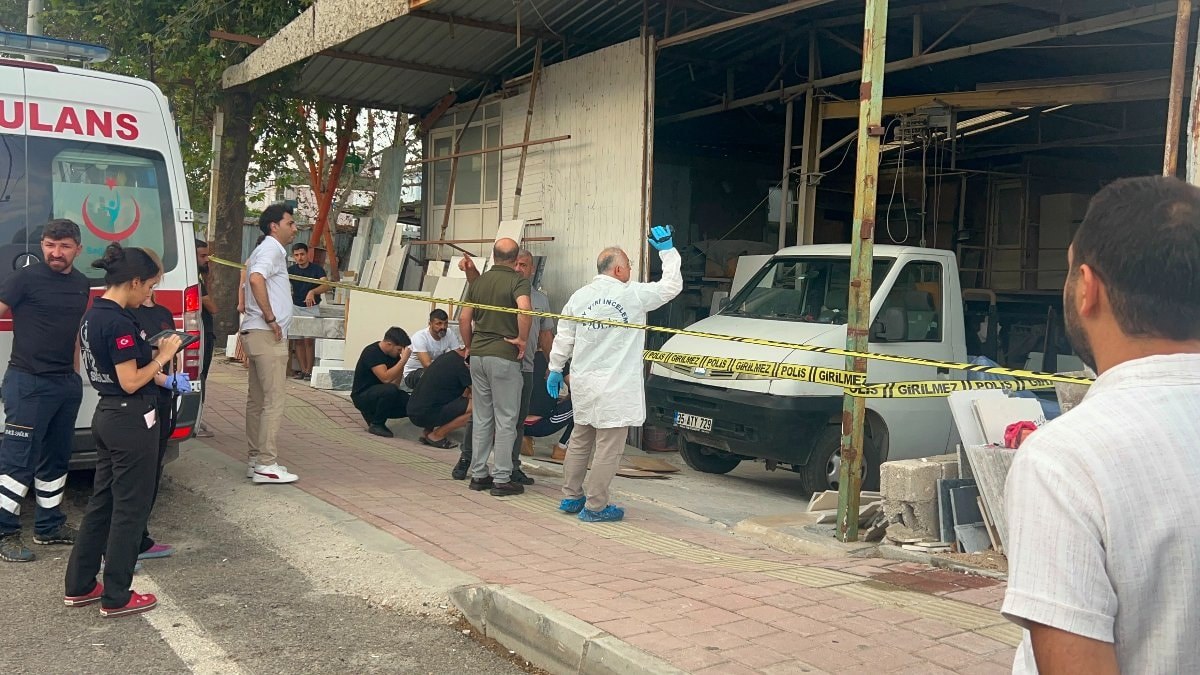 Antalya'da bir kadın kamyonetten indirdikleri mermerin altında kalarak can verdi