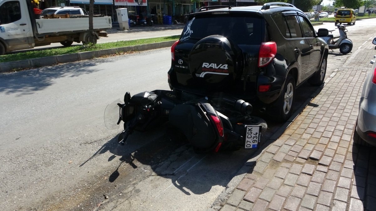 Antalya'da şerit değiştiren otomobille çarpışan motosiklet, park halindeki aracın altına savruldu