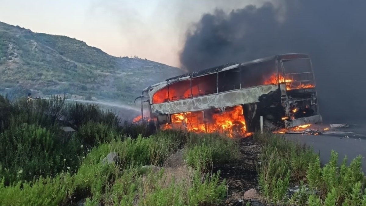 Antalya’da seyir halindeki yolcu otobüsünde yangın