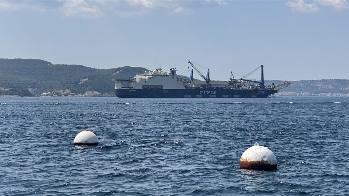 Boru döşeme gemisi 'Castorone' Çanakkale Boğazı'ndan geçti