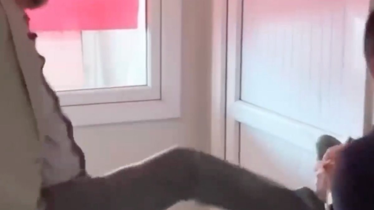 CHP'nin yeni Düzce İl Başkanı, parti binasına girmek için kapıyı kırmak zorunda kaldı