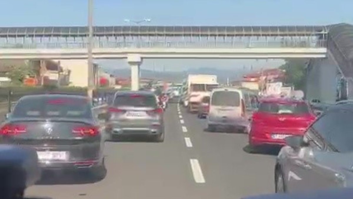 Düzce'de ambulansa yol vermek için fermuar sistemini uyguladılar