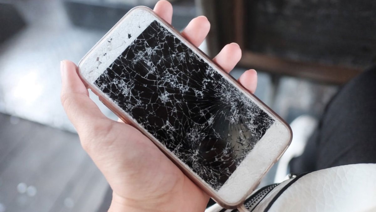 Erkekler iPhonelarını parçalamaya başladı: İlginç akımın nedenine bakın