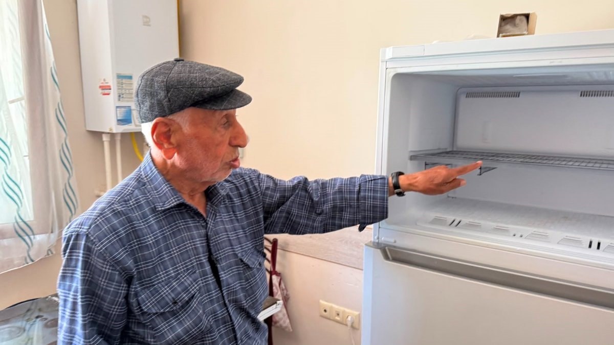 Eskişehir'de önce yaşlı adamın elini öptüler: Sonra buzluktaki 351 bin TL'lik altınları götürdüler