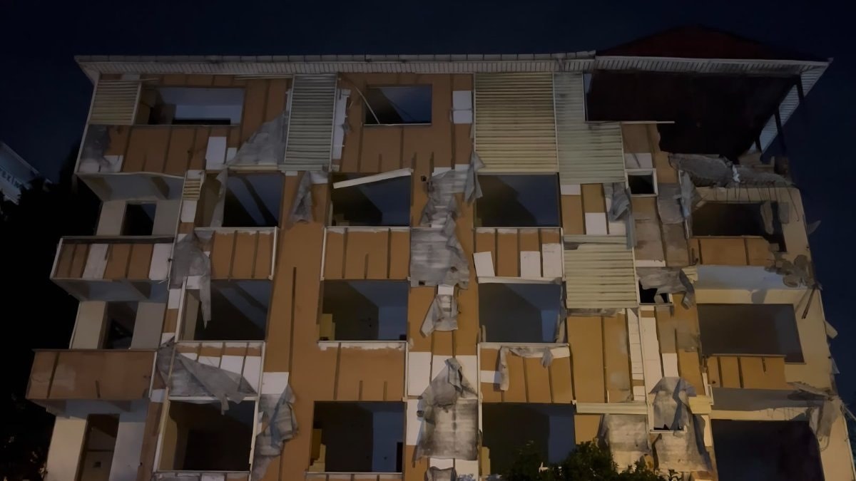 İstanbul'da tahliye edilen 5 katlı binanın balkonları ve duvarında çökme meydana geldi