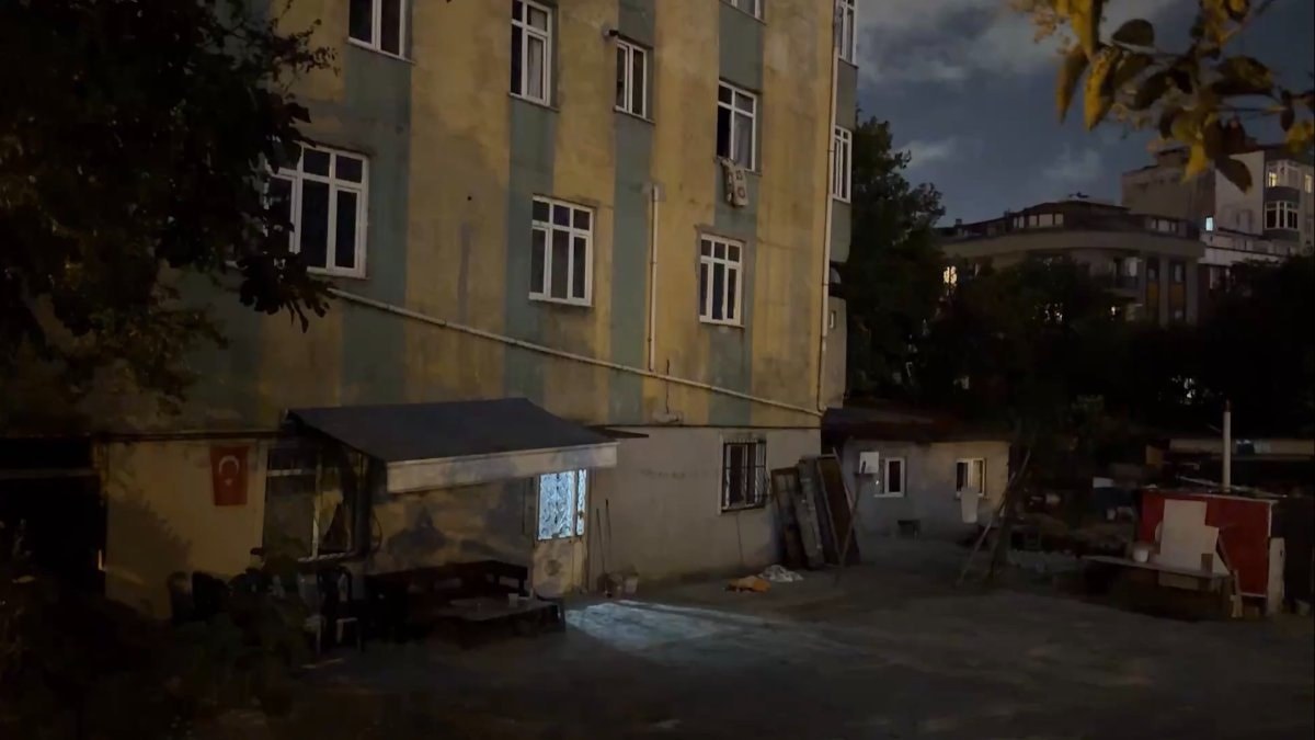 Kağıthane'de iki kardeş arasında gürültü nedeniyle çıkan kavgada aynı aileden 3 kişi ağır yaralı