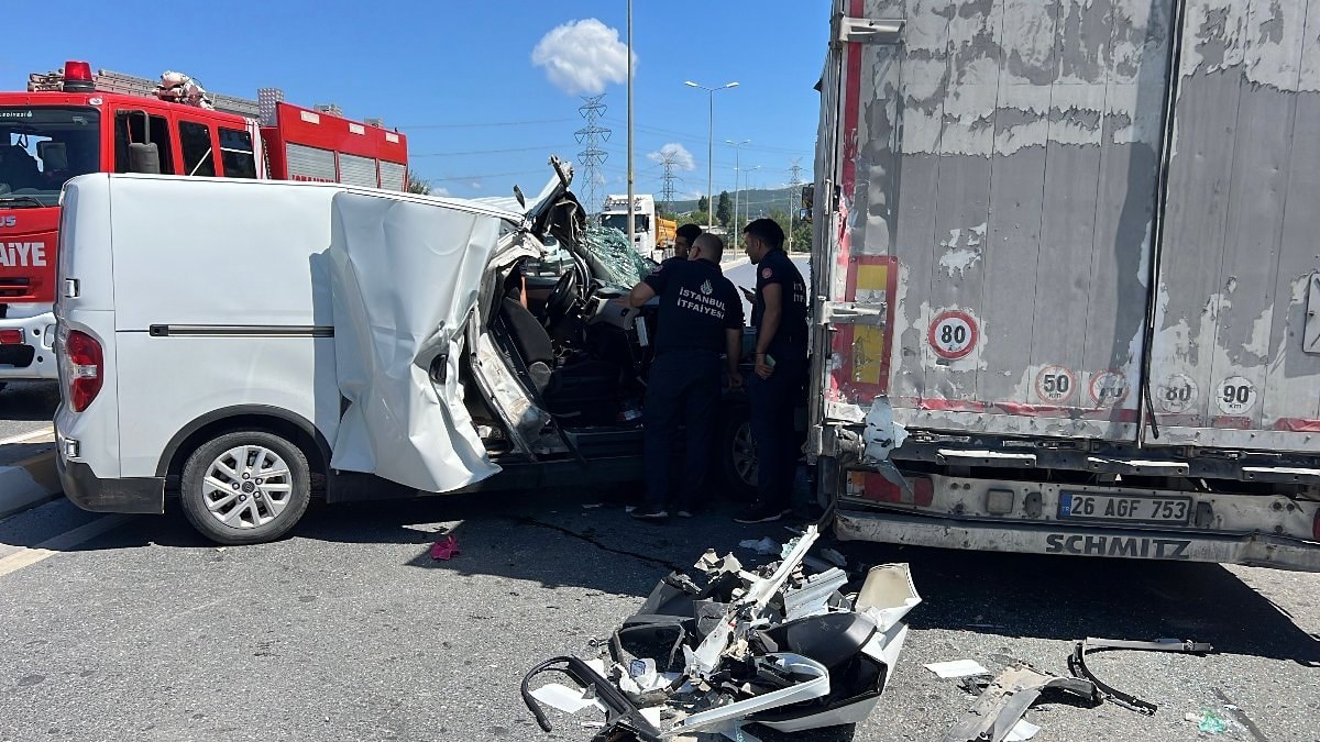 Sancaktepe'de tıra çarpan hafif ticari araç hurdaya döndü: 2 yaralı