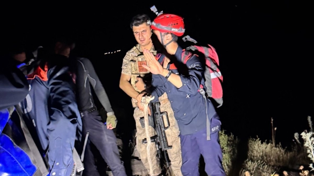 Şırnak'ta kayalıklarda mahsur kalan 2 mühendis kurtarıldı