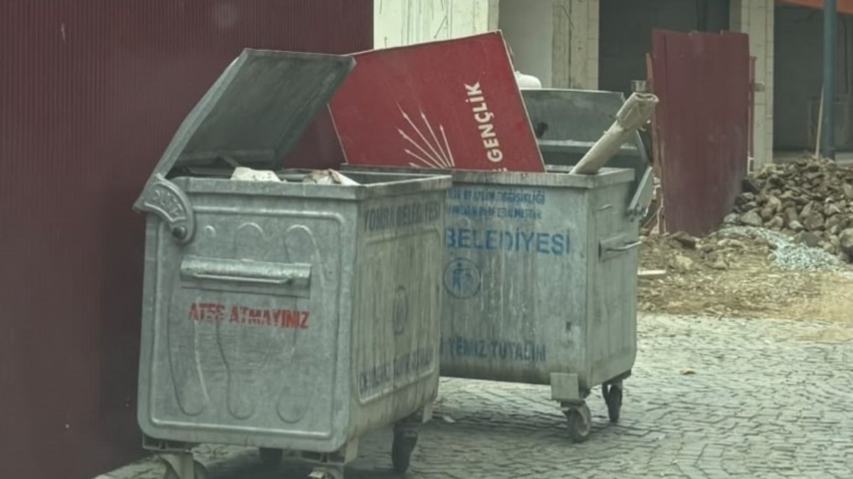 Trabzon'da Yeni Parti'ye geçen CHP'liler, CHP tabelasını çöpe attı