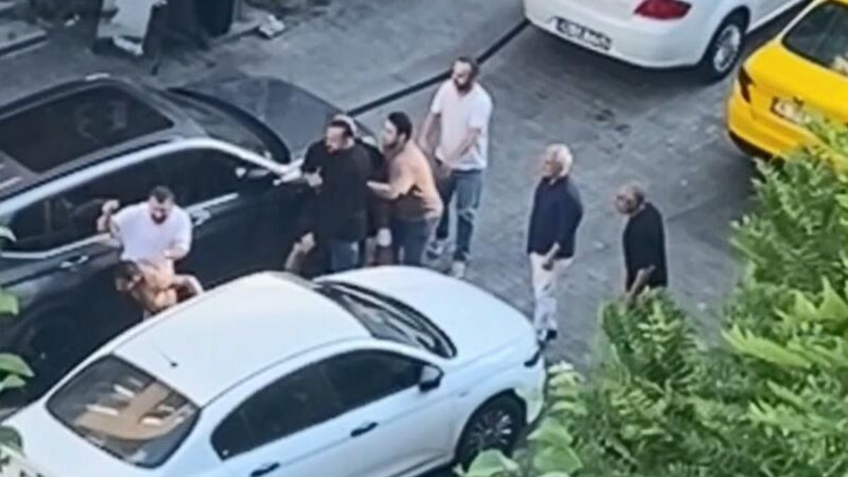 İstanbul'da yarı çıplak önüne atladığı motosikletliyi düşürdü: Duba sopa ve tekmeyle darbedildi