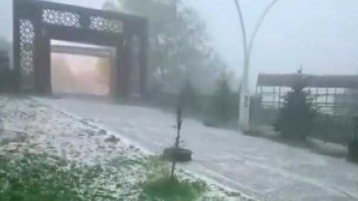 Kars'ta dolu yağışı bölgeyi beyaza bürüdü