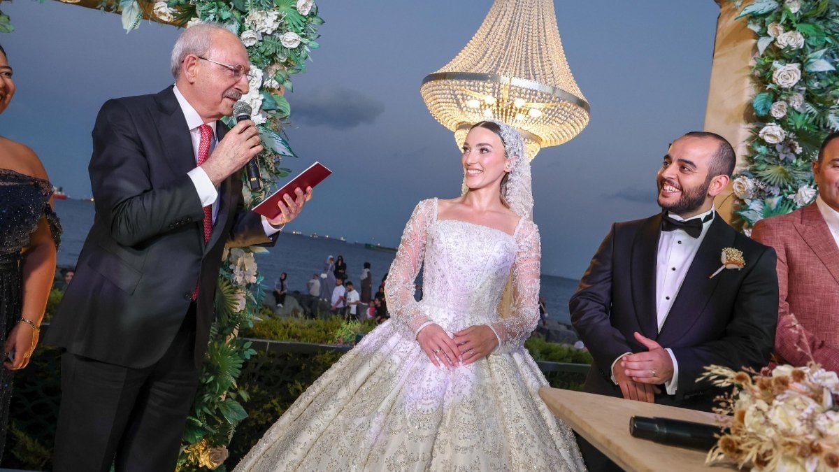 Kemal Kılıçdaroğlu, İstanbul'da katıldığı düğünde nikah şahidi oldu