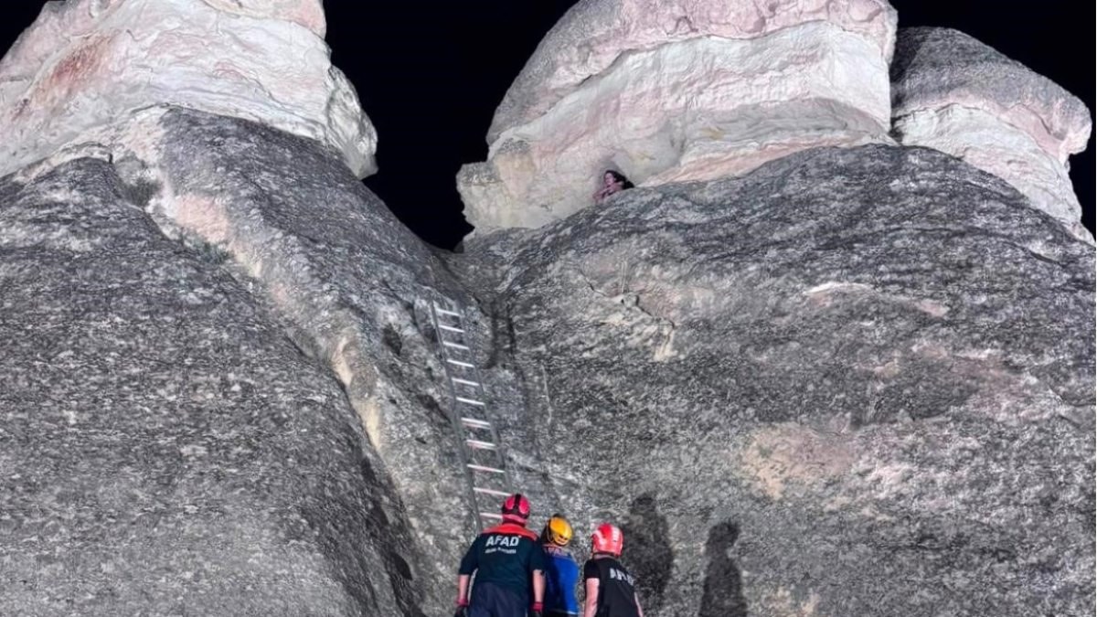Nevşehir'de peri bacasının tepesinde mahsur kalan turisti AFAD ekipleri kurtardı