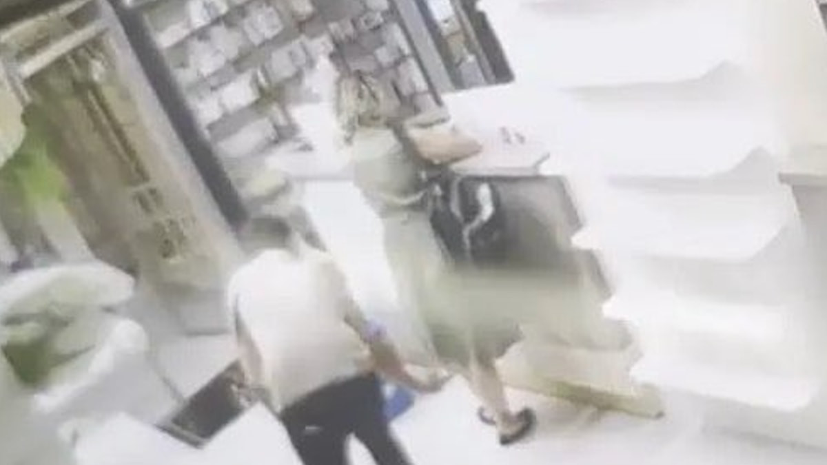 Ankara'da bir eczacı kadın müşterisinin eteğinin altından fotoğraf çekti