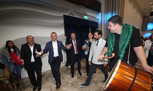 Başkan Büyükakın, Vanlıların halayına katıldı: "Biz birlikte Türkiye'yiz"