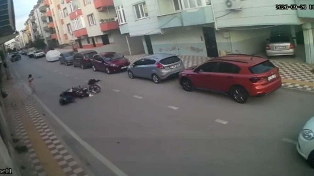 Bursa'da aniden yola çıkan çocuğa motosiklet çarptı: Kaza anı kamerada