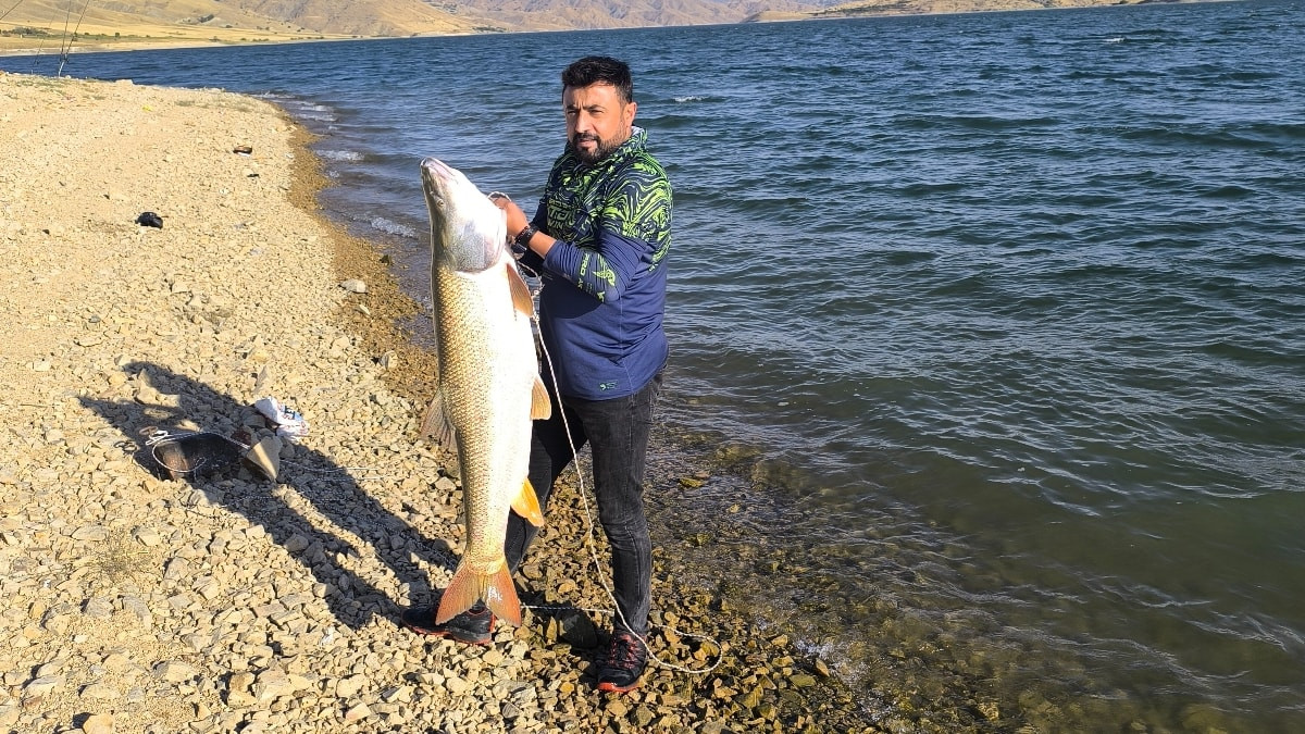 Elazığ'da yakalanan 30 kiloluk dev turna dikkat çekti