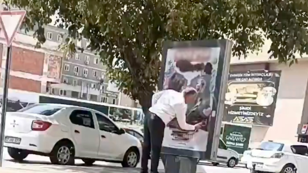 Gaziantep'te reklam panosunu sprey boya ile kapattı: Kızım özeniyor