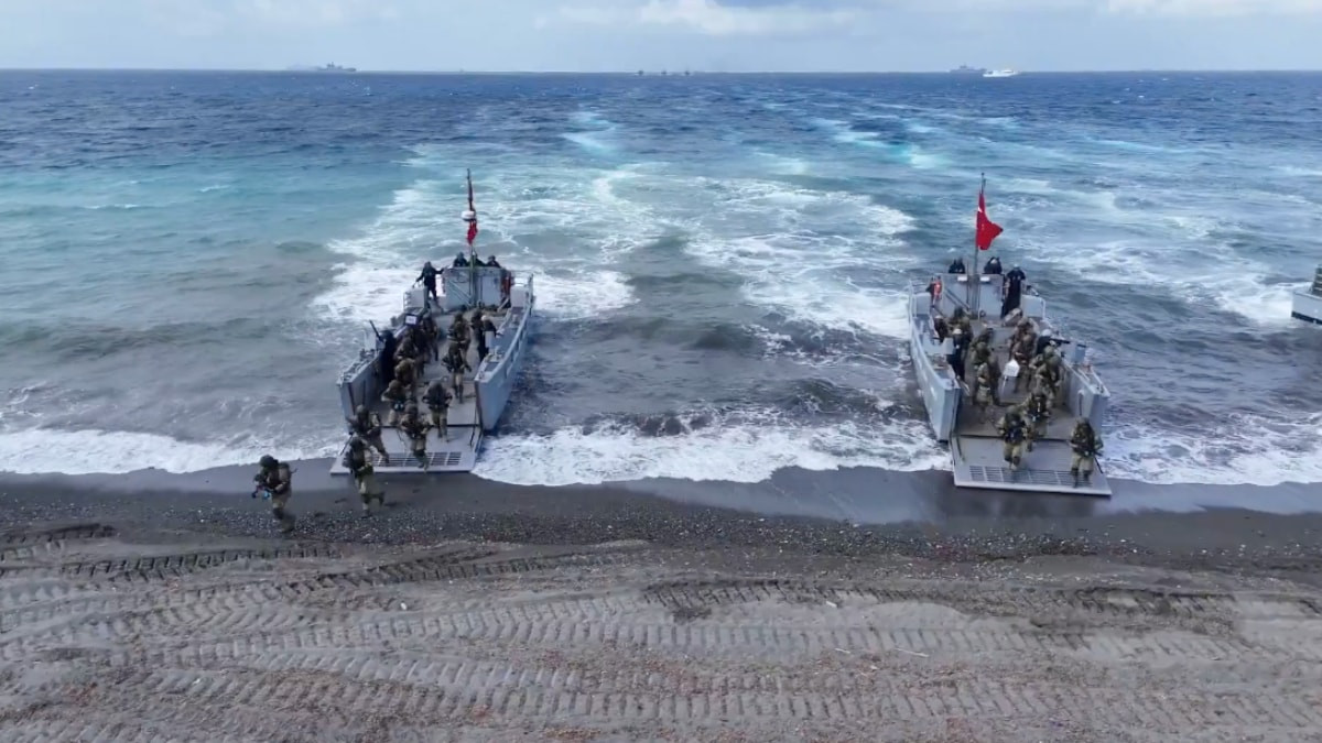 Mehmetçik'ten ders niteliğinde amfibi çıkartma tatbikatı