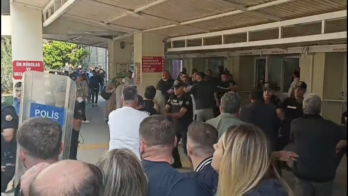 Sakarya'da cinayet davasında karar çıktı: Taraflar adliye önünde kavgaya tutuştu
