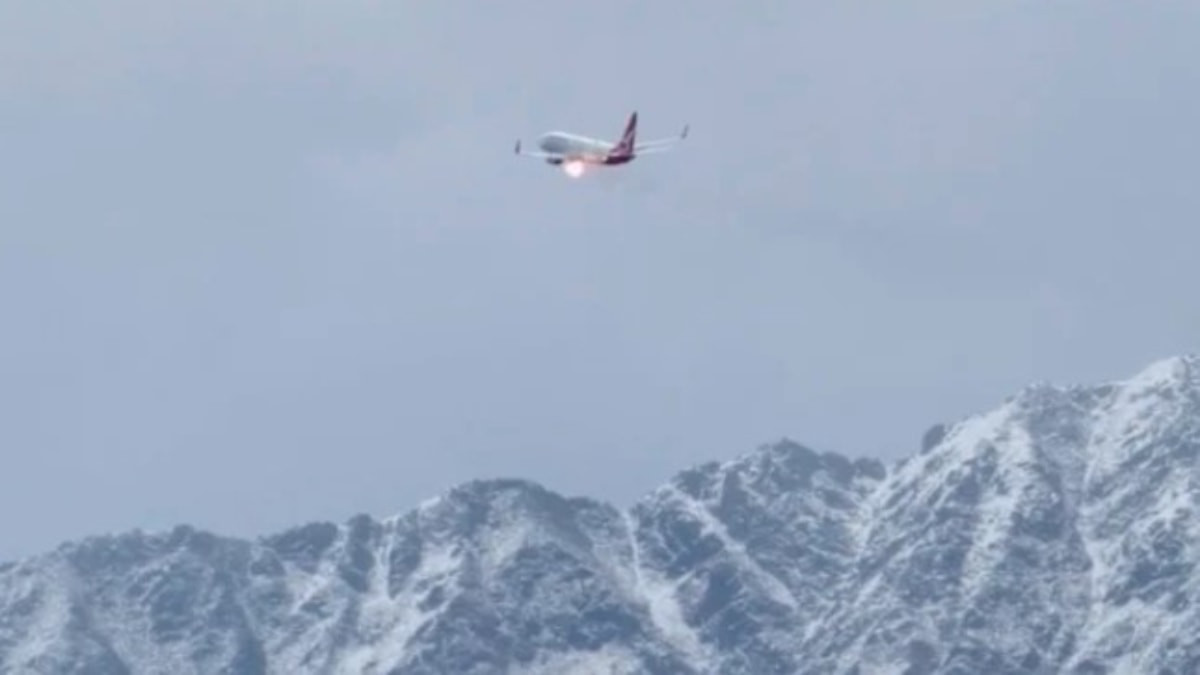 Yeni Zelanda'da yolcu uçağının motorunda alev paniği