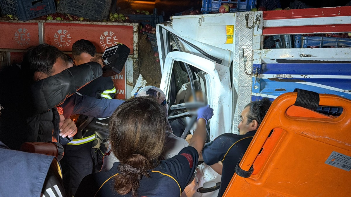 Adıyaman'da kamyonet traktöre arkadan çarptı: 1 ölü, 1 yaralı