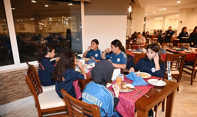 Başkan Topaloğlu'ndan voleybolculara motivasyon yemeği