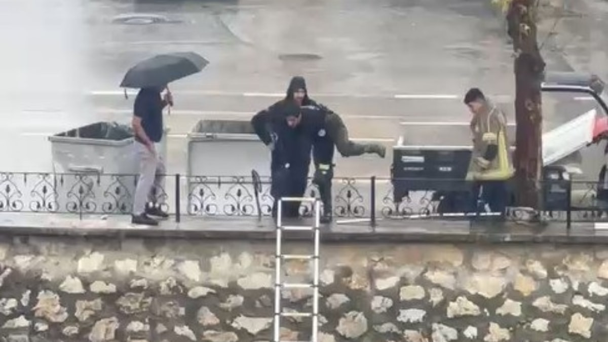 Bursa'da yağmurda dereye sürüklenen yavru kediyi kurtarmak için zamanla yarıştılar