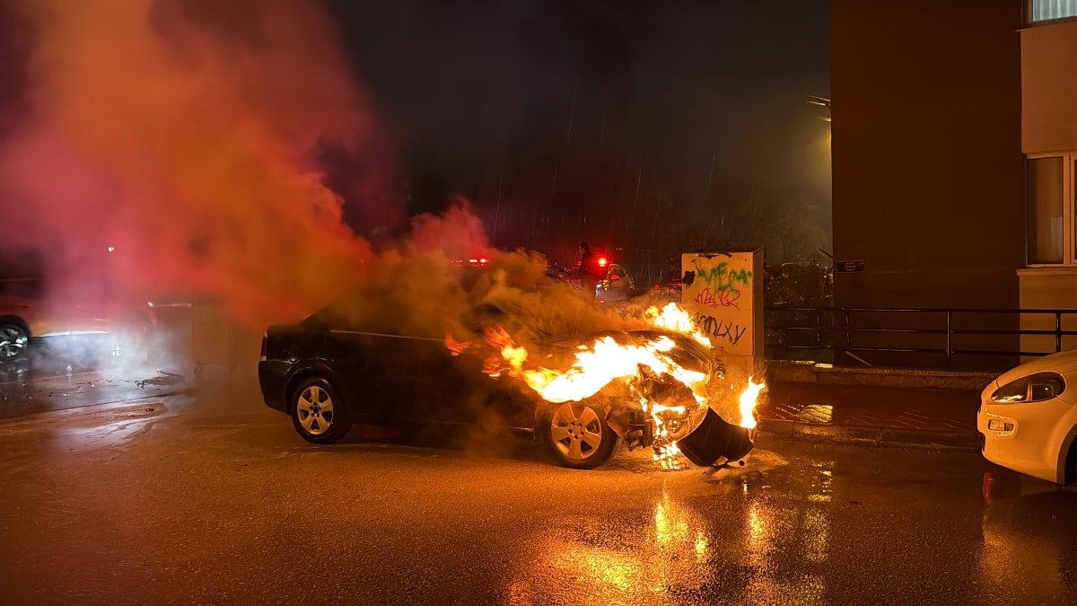 Eskişehir'de alkollü sürücü kazaya karıştı: Yanan aracını sigara içerek seyretti