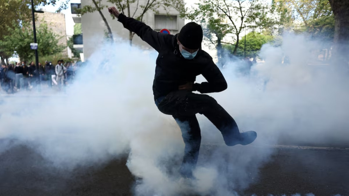 Fransa'da protesto sırasında annesine yakalanan liseli için eylem bitti