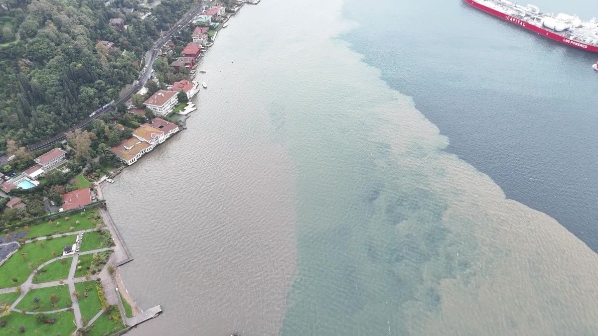 İstanbul Boğazı çamura büründü