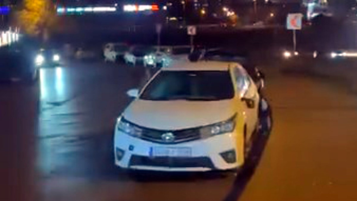 İstanbul'da park halindeki 4 otomobilin aynalarını kırıp kaçtılar