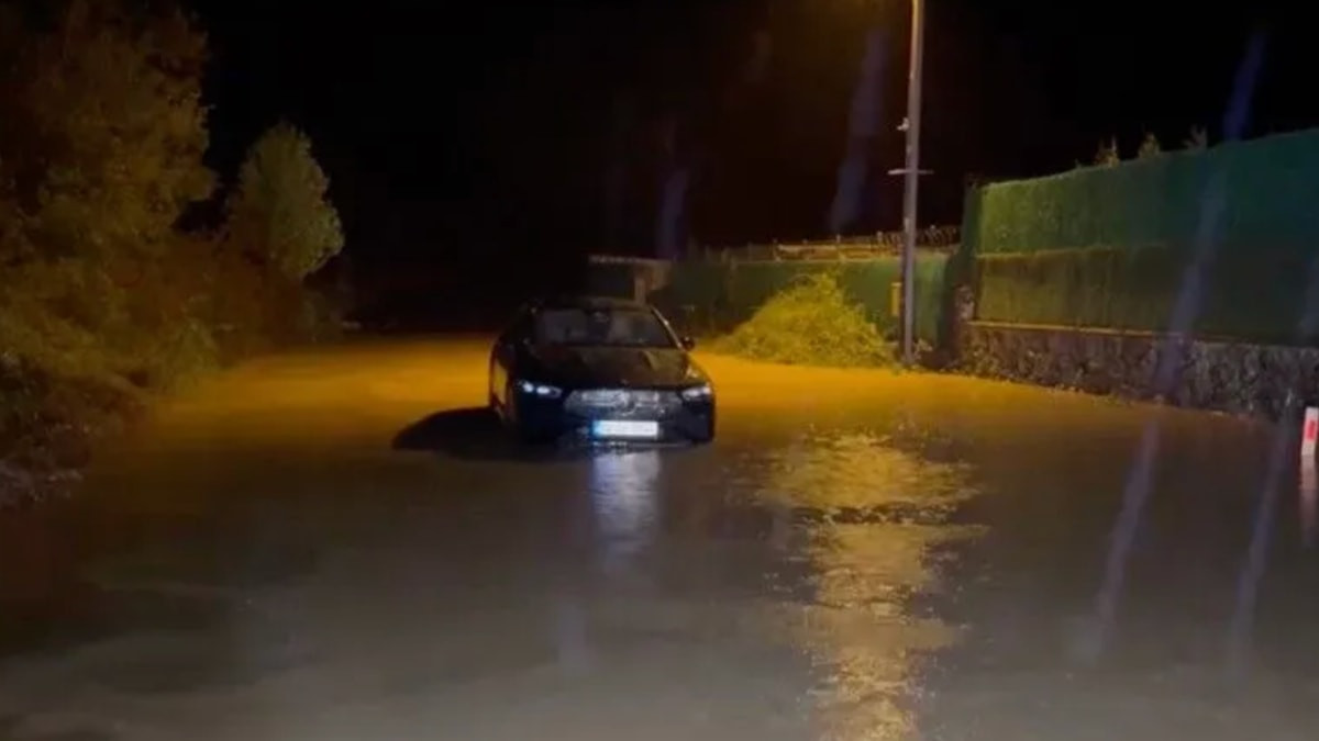 İstanbul'da sel sularına kapılan 2 kişi aranıyor