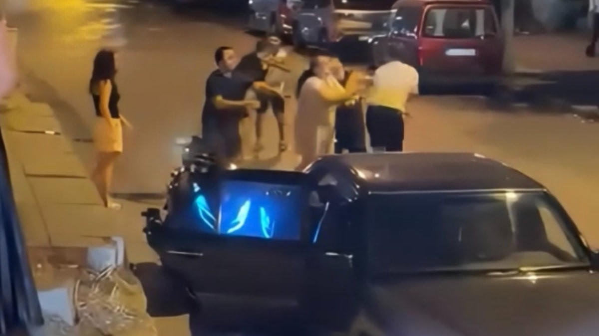 İstanbul'da trafik kavgası: Küfredince tekme yumruk birbirlerine girdiler