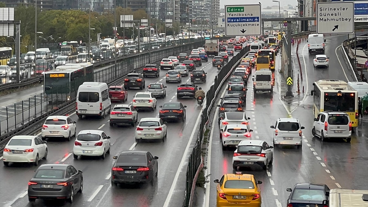 İstanbul'da yağışın da etkisiyle sabah trafik yoğunluğu oluştu