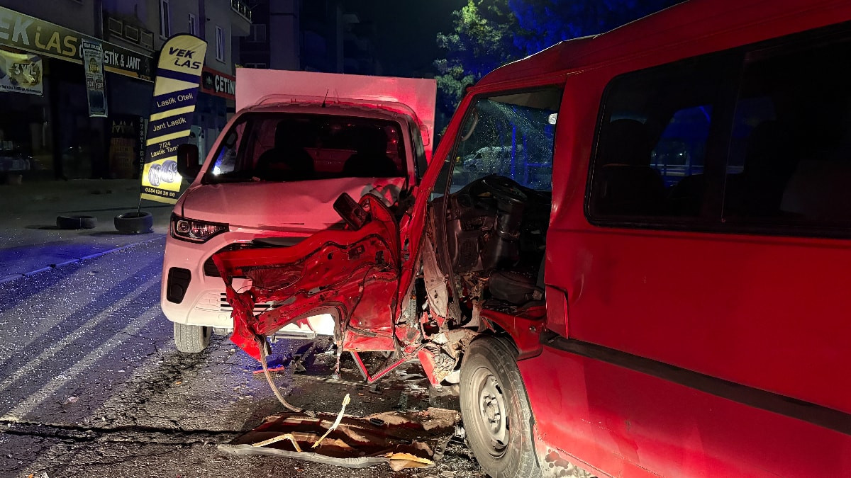 Kayseri'de kamyonet ile pikap çarpıştı: 2 kişi yaralandı