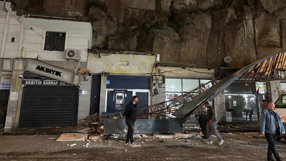 Kayseri'de otomobil 50 metre yükseklikteki kayalıktan dükkanların üzerine uçtu: 1 yaralı