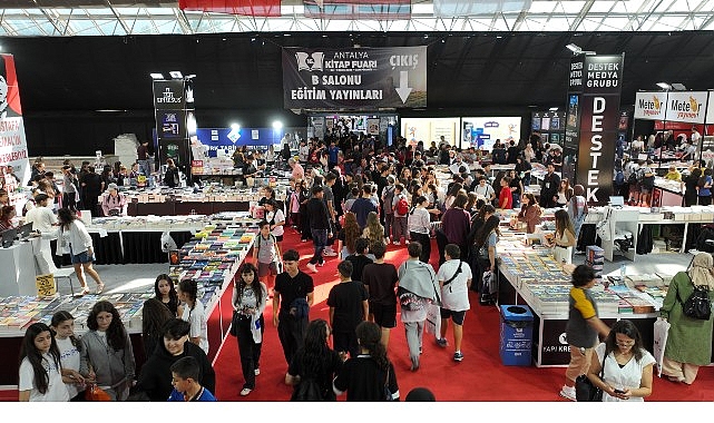 Onlarca yazar, binlerce kitap ve her yaştan okur Cam Piramit'te buluşuyor