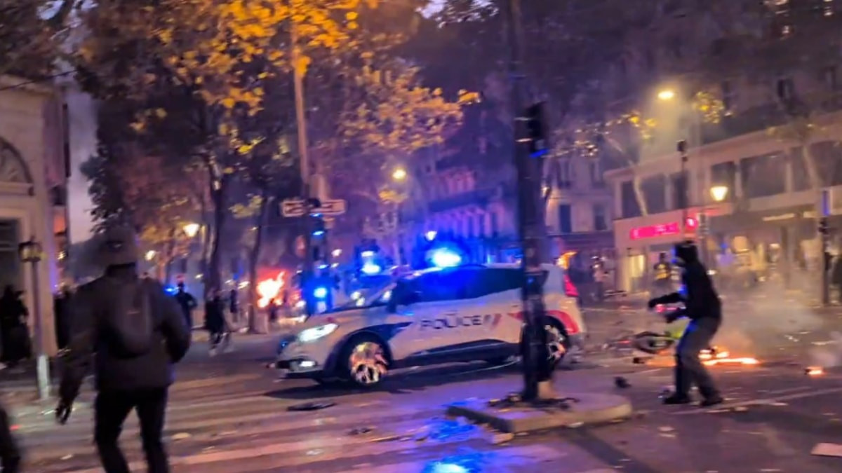 Paris’te gerilim tırmanıyor: Kalabalık grup polis araçlarına saldırdı