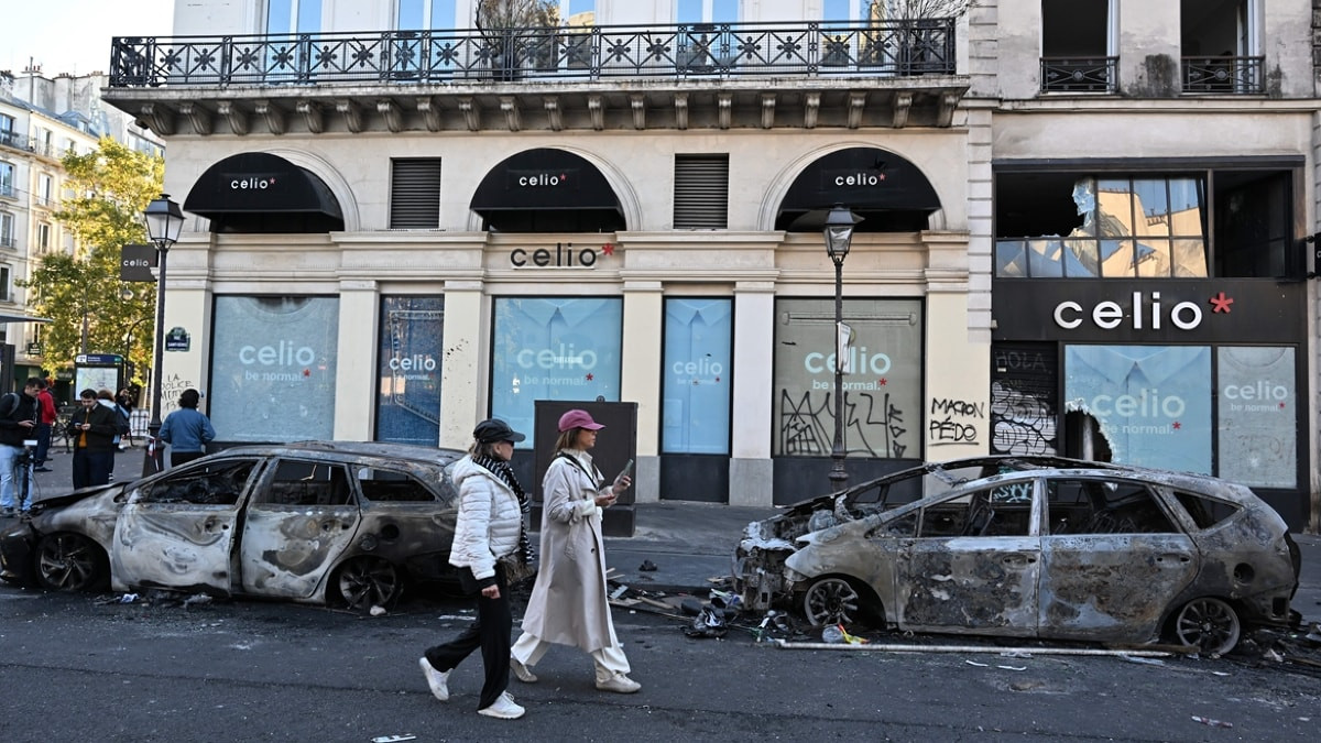 Paris'te yağma sonrası işletmelerde oluşan hasar objektiflere yansıdı